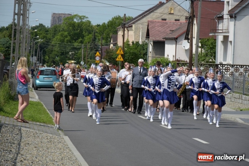 Zdjęcie w galerii na portalu naszraciborz.pl: Jest w orkiestrach dętych wielka siła. Przemarsz przez Tworków [WIDEO]  wiadomości z regionu