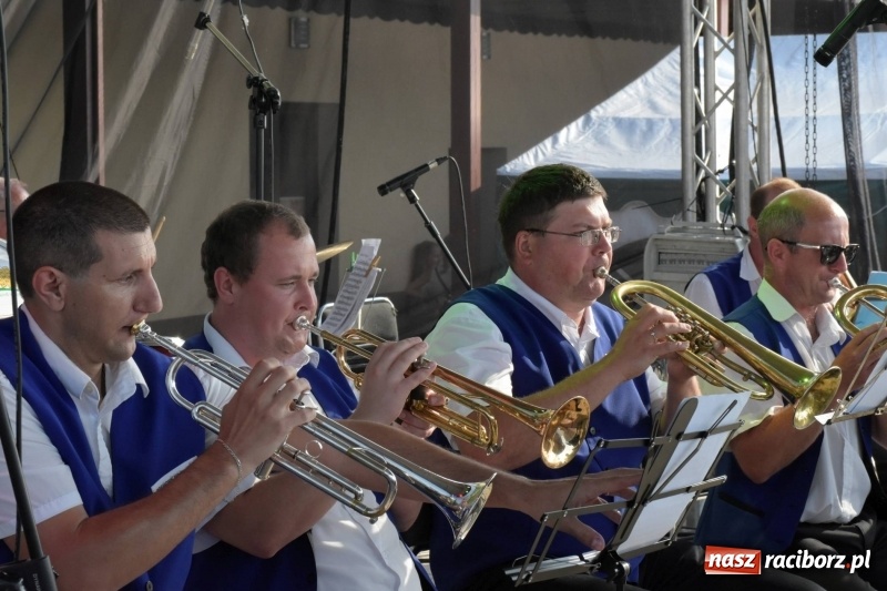 Zdjęcie w galerii na portalu naszraciborz.pl: Jest w orkiestrach dętych wielka siła. Przemarsz przez Tworków [WIDEO]  wiadomości z regionu