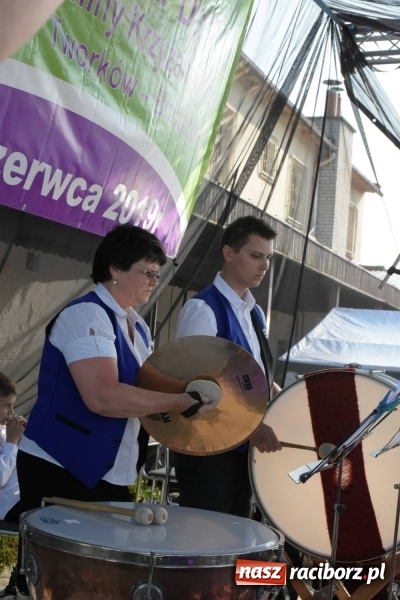 Zdjęcie w galerii na portalu naszraciborz.pl: Jest w orkiestrach dętych wielka siła. Przemarsz przez Tworków [WIDEO]  wiadomości z regionu