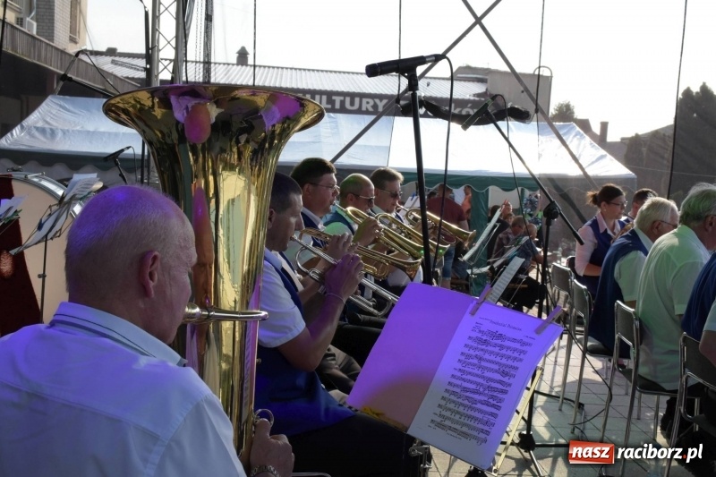 Zdjęcie w galerii na portalu naszraciborz.pl: Jest w orkiestrach dętych wielka siła. Przemarsz przez Tworków [WIDEO]  wiadomości z regionu