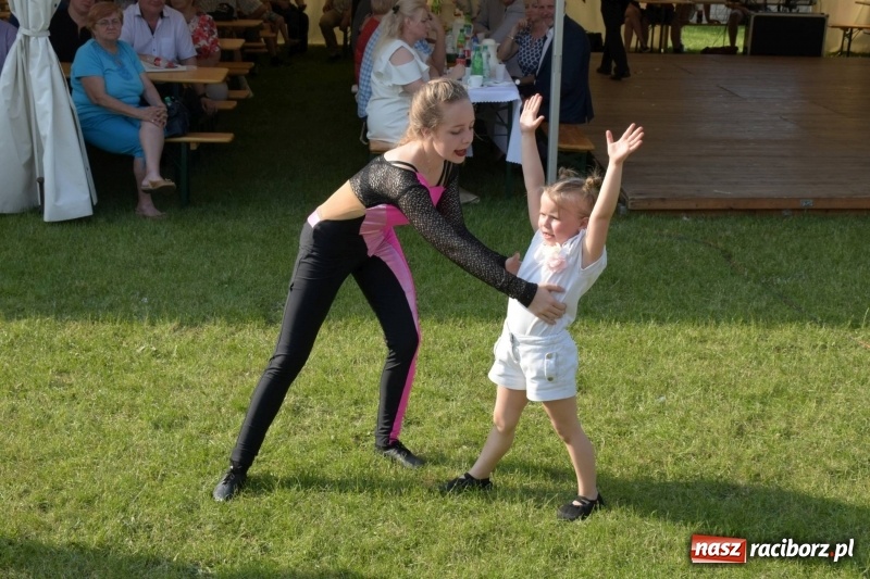Zdjęcie w galerii na portalu naszraciborz.pl: Jest w orkiestrach dętych wielka siła. Przemarsz przez Tworków [WIDEO]  wiadomości z regionu