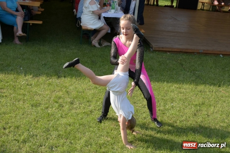 Zdjęcie w galerii na portalu naszraciborz.pl: Jest w orkiestrach dętych wielka siła. Przemarsz przez Tworków [WIDEO]  wiadomości z regionu