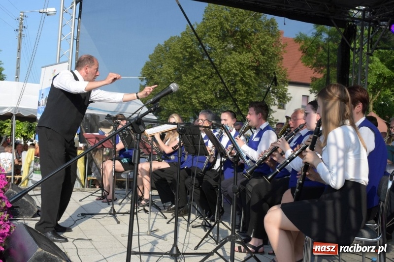 Zdjęcie w galerii na portalu naszraciborz.pl: Jest w orkiestrach dętych wielka siła. Przemarsz przez Tworków [WIDEO]  wiadomości z regionu