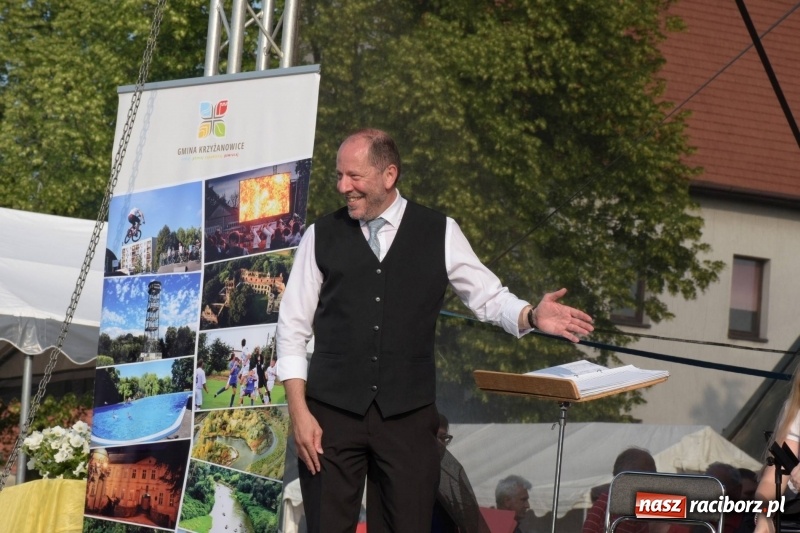 Zdjęcie w galerii na portalu naszraciborz.pl: Jest w orkiestrach dętych wielka siła. Przemarsz przez Tworków [WIDEO]  wiadomości z regionu