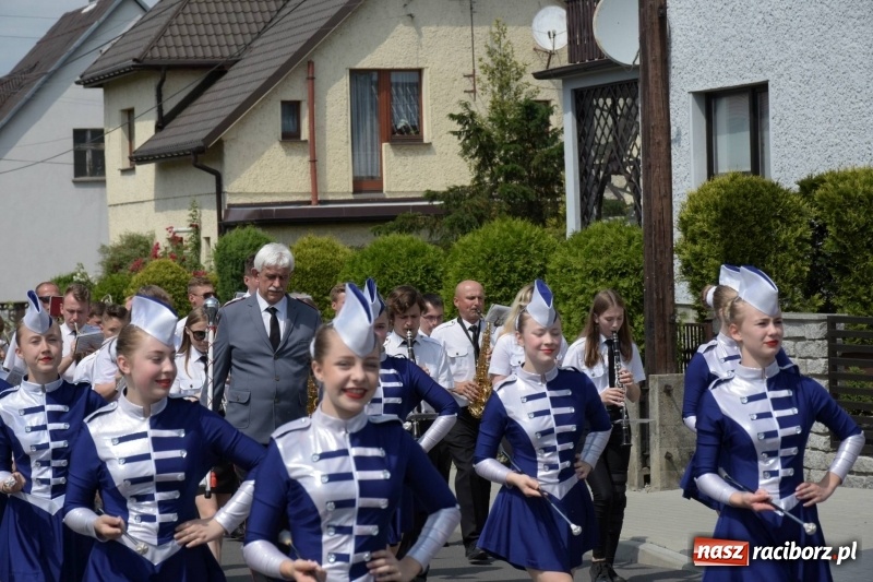 Zdjęcie w galerii na portalu naszraciborz.pl: Jest w orkiestrach dętych wielka siła. Przemarsz przez Tworków [WIDEO]  wiadomości z regionu
