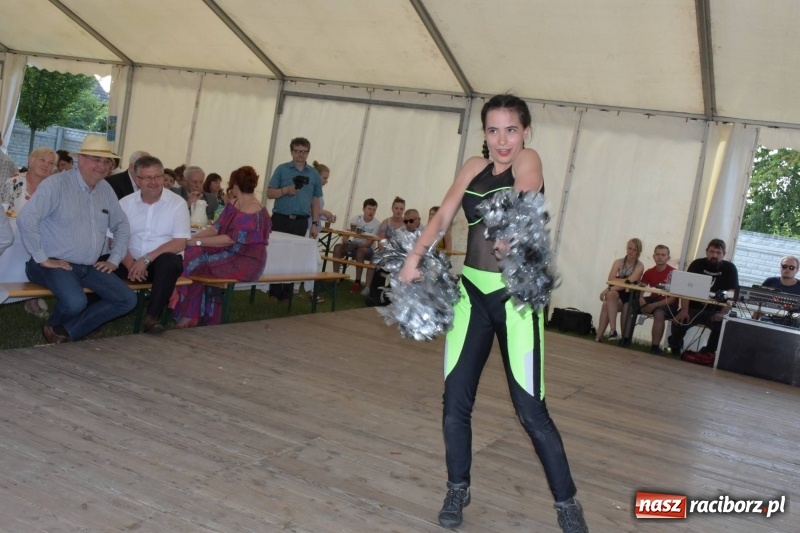 Zdjęcie w galerii na portalu naszraciborz.pl: Jest w orkiestrach dętych wielka siła. Przemarsz przez Tworków [WIDEO]  wiadomości z regionu