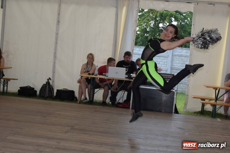 Zdjęcie w galerii na portalu naszraciborz.pl: Jest w orkiestrach dętych wielka siła. Przemarsz przez Tworków [WIDEO]  wiadomości z regionu