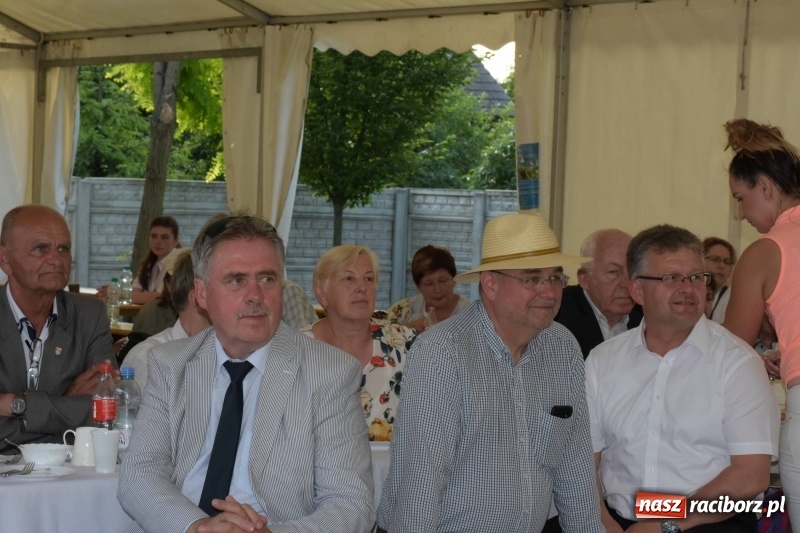 Zdjęcie w galerii na portalu naszraciborz.pl: Jest w orkiestrach dętych wielka siła. Przemarsz przez Tworków [WIDEO]  wiadomości z regionu