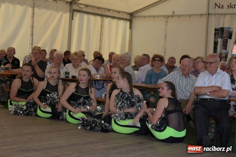 Zdjęcie w galerii na portalu naszraciborz.pl: Jest w orkiestrach dętych wielka siła. Przemarsz przez Tworków [WIDEO]  wiadomości z regionu