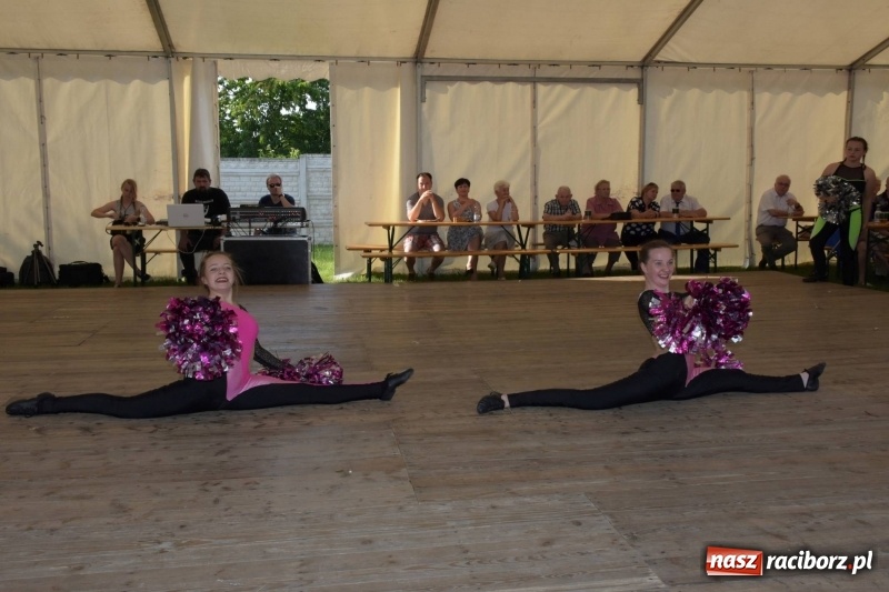 Zdjęcie w galerii na portalu naszraciborz.pl: Jest w orkiestrach dętych wielka siła. Przemarsz przez Tworków [WIDEO]  wiadomości z regionu