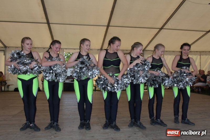 Zdjęcie w galerii na portalu naszraciborz.pl: Jest w orkiestrach dętych wielka siła. Przemarsz przez Tworków [WIDEO]  wiadomości z regionu