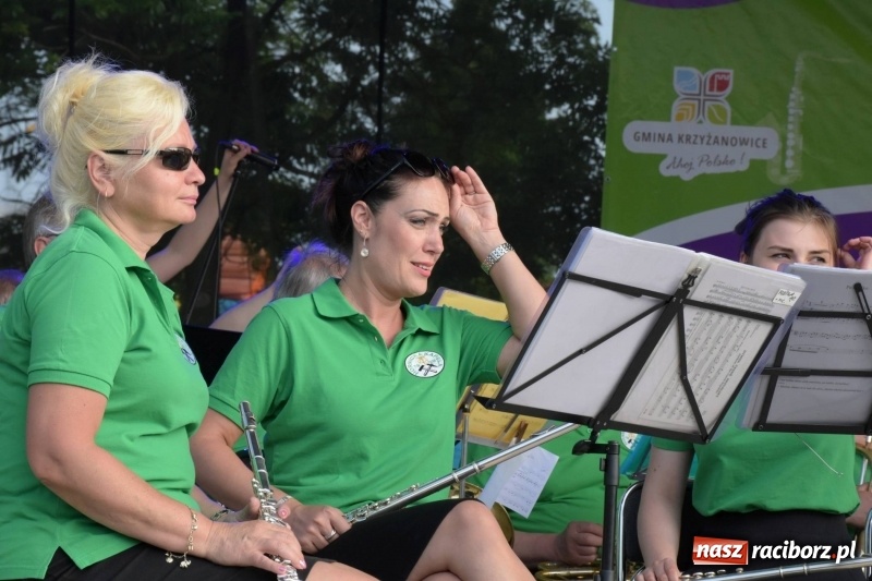 Zdjęcie w galerii na portalu naszraciborz.pl: Jest w orkiestrach dętych wielka siła. Przemarsz przez Tworków [WIDEO]  wiadomości z regionu