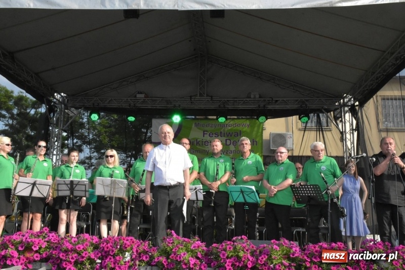 Zdjęcie w galerii na portalu naszraciborz.pl: Jest w orkiestrach dętych wielka siła. Przemarsz przez Tworków [WIDEO]  wiadomości z regionu