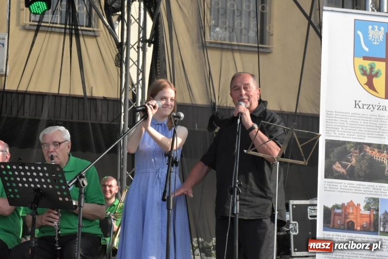 Zdjęcie w galerii na portalu naszraciborz.pl: Jest w orkiestrach dętych wielka siła. Przemarsz przez Tworków [WIDEO]  wiadomości z regionu