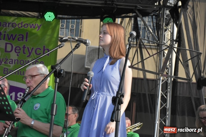 Zdjęcie w galerii na portalu naszraciborz.pl: Jest w orkiestrach dętych wielka siła. Przemarsz przez Tworków [WIDEO]  wiadomości z regionu