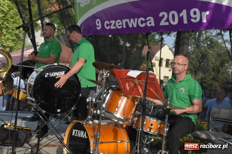 Zdjęcie w galerii na portalu naszraciborz.pl: Jest w orkiestrach dętych wielka siła. Przemarsz przez Tworków [WIDEO]  wiadomości z regionu