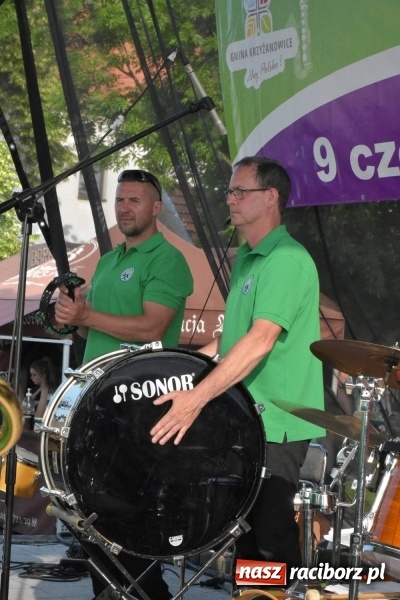 Zdjęcie w galerii na portalu naszraciborz.pl: Jest w orkiestrach dętych wielka siła. Przemarsz przez Tworków [WIDEO]  wiadomości z regionu