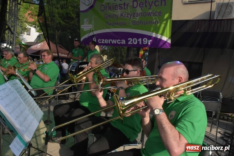 Zdjęcie w galerii na portalu naszraciborz.pl: Jest w orkiestrach dętych wielka siła. Przemarsz przez Tworków [WIDEO]  wiadomości z regionu
