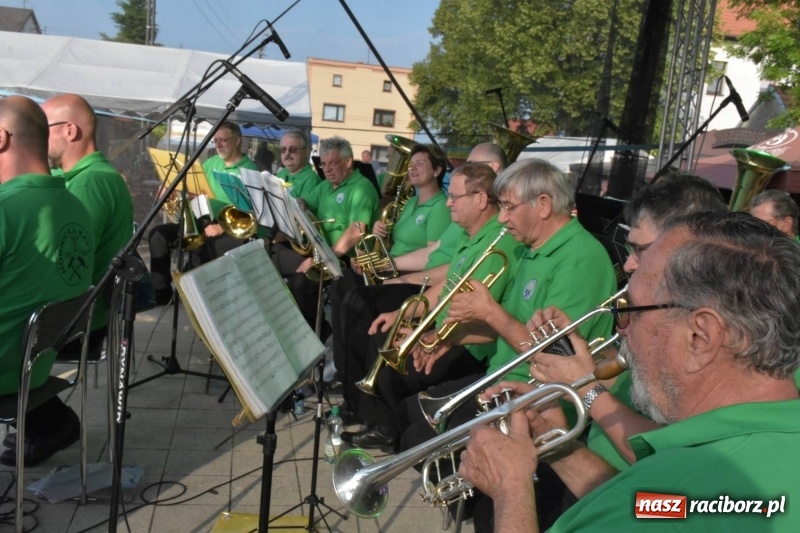 Zdjęcie w galerii na portalu naszraciborz.pl: Jest w orkiestrach dętych wielka siła. Przemarsz przez Tworków [WIDEO]  wiadomości z regionu