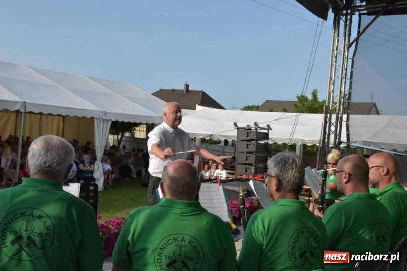 Zdjęcie w galerii na portalu naszraciborz.pl: Jest w orkiestrach dętych wielka siła. Przemarsz przez Tworków [WIDEO]  wiadomości z regionu
