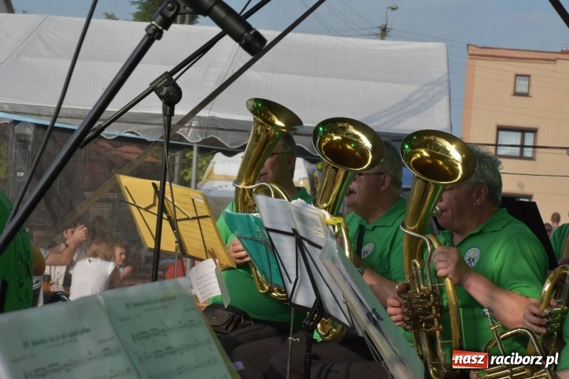 Zdjęcie w galerii na portalu naszraciborz.pl: Jest w orkiestrach dętych wielka siła. Przemarsz przez Tworków [WIDEO]  wiadomości z regionu