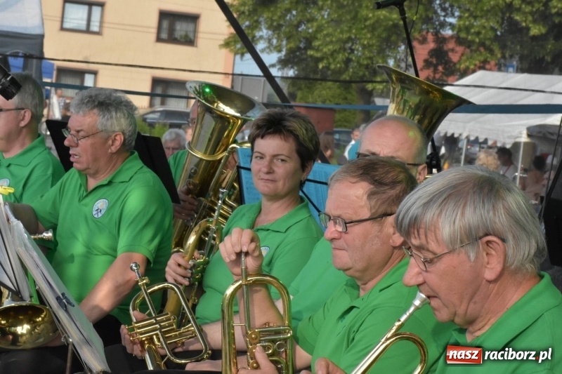 Zdjęcie w galerii na portalu naszraciborz.pl: Jest w orkiestrach dętych wielka siła. Przemarsz przez Tworków [WIDEO]  wiadomości z regionu