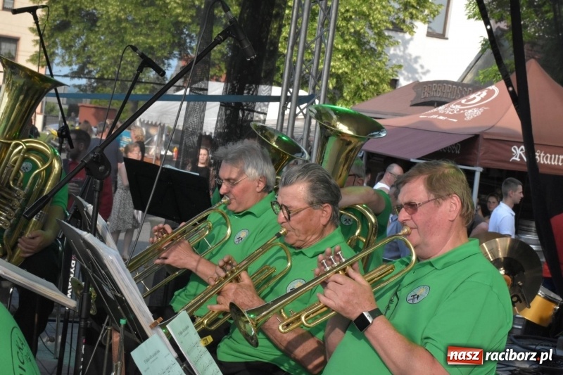 Zdjęcie w galerii na portalu naszraciborz.pl: Jest w orkiestrach dętych wielka siła. Przemarsz przez Tworków [WIDEO]  wiadomości z regionu
