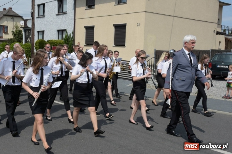 Zdjęcie w galerii na portalu naszraciborz.pl: Jest w orkiestrach dętych wielka siła. Przemarsz przez Tworków [WIDEO]  wiadomości z regionu
