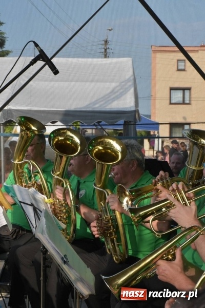 Zdjęcie w galerii na portalu naszraciborz.pl: Jest w orkiestrach dętych wielka siła. Przemarsz przez Tworków [WIDEO]  wiadomości z regionu
