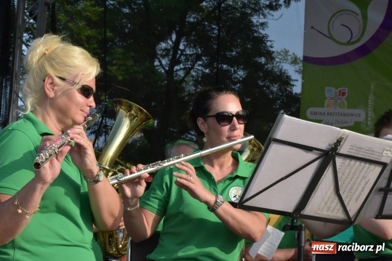 Zdjęcie w galerii na portalu naszraciborz.pl: Jest w orkiestrach dętych wielka siła. Przemarsz przez Tworków [WIDEO]  wiadomości z regionu