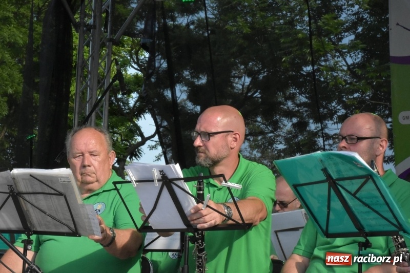 Zdjęcie w galerii na portalu naszraciborz.pl: Jest w orkiestrach dętych wielka siła. Przemarsz przez Tworków [WIDEO]  wiadomości z regionu