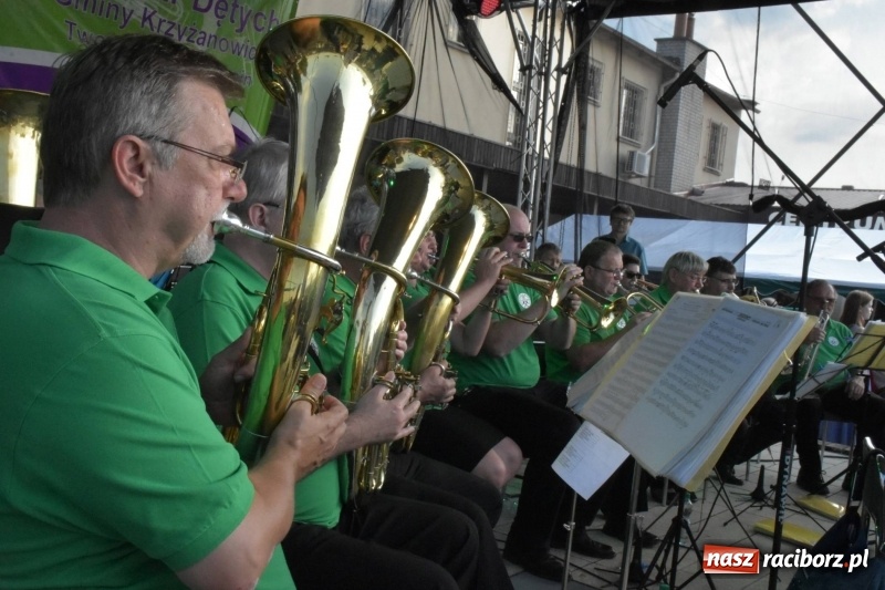 Zdjęcie w galerii na portalu naszraciborz.pl: Jest w orkiestrach dętych wielka siła. Przemarsz przez Tworków [WIDEO]  wiadomości z regionu