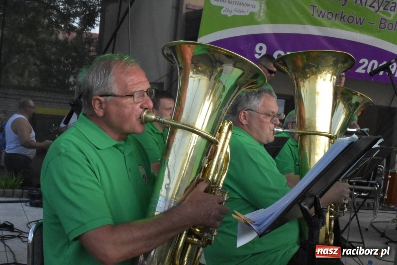 Zdjęcie w galerii na portalu naszraciborz.pl: Jest w orkiestrach dętych wielka siła. Przemarsz przez Tworków [WIDEO]  wiadomości z regionu