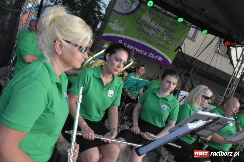 Zdjęcie w galerii na portalu naszraciborz.pl: Jest w orkiestrach dętych wielka siła. Przemarsz przez Tworków [WIDEO]  wiadomości z regionu