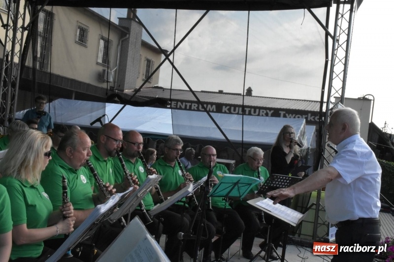Zdjęcie w galerii na portalu naszraciborz.pl: Jest w orkiestrach dętych wielka siła. Przemarsz przez Tworków [WIDEO]  wiadomości z regionu
