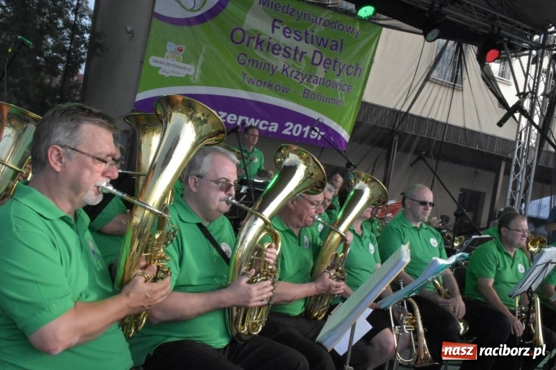 Zdjęcie w galerii na portalu naszraciborz.pl: Jest w orkiestrach dętych wielka siła. Przemarsz przez Tworków [WIDEO]  wiadomości z regionu