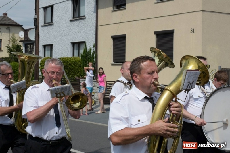 Zdjęcie w galerii na portalu naszraciborz.pl: Jest w orkiestrach dętych wielka siła. Przemarsz przez Tworków [WIDEO]  wiadomości z regionu