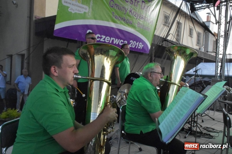 Zdjęcie w galerii na portalu naszraciborz.pl: Jest w orkiestrach dętych wielka siła. Przemarsz przez Tworków [WIDEO]  wiadomości z regionu