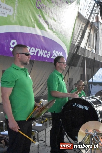 Zdjęcie w galerii na portalu naszraciborz.pl: Jest w orkiestrach dętych wielka siła. Przemarsz przez Tworków [WIDEO]  wiadomości z regionu