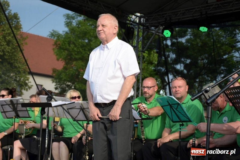 Zdjęcie w galerii na portalu naszraciborz.pl: Jest w orkiestrach dętych wielka siła. Przemarsz przez Tworków [WIDEO]  wiadomości z regionu