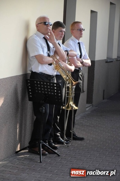 Zdjęcie w galerii na portalu naszraciborz.pl: Jest w orkiestrach dętych wielka siła. Przemarsz przez Tworków [WIDEO]  wiadomości z regionu