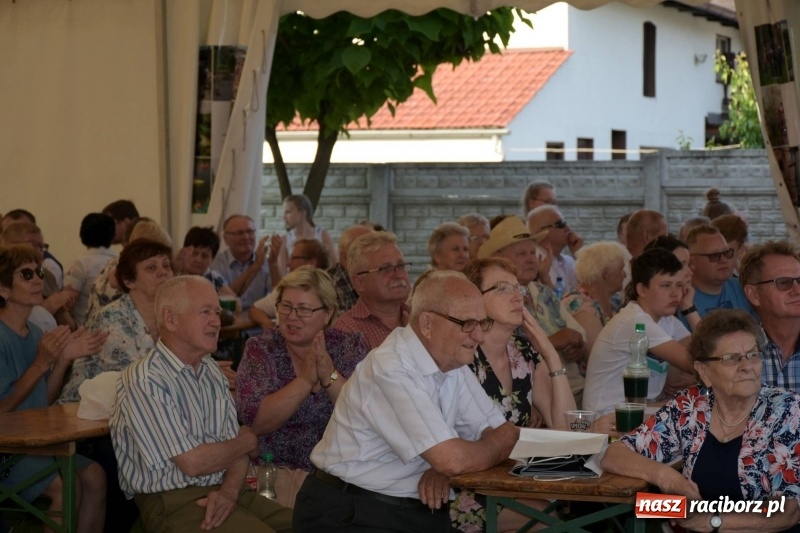 Zdjęcie w galerii na portalu naszraciborz.pl: Jest w orkiestrach dętych wielka siła. Przemarsz przez Tworków [WIDEO]  wiadomości z regionu