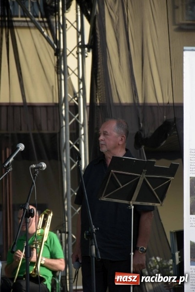 Zdjęcie w galerii na portalu naszraciborz.pl: Jest w orkiestrach dętych wielka siła. Przemarsz przez Tworków [WIDEO]  wiadomości z regionu