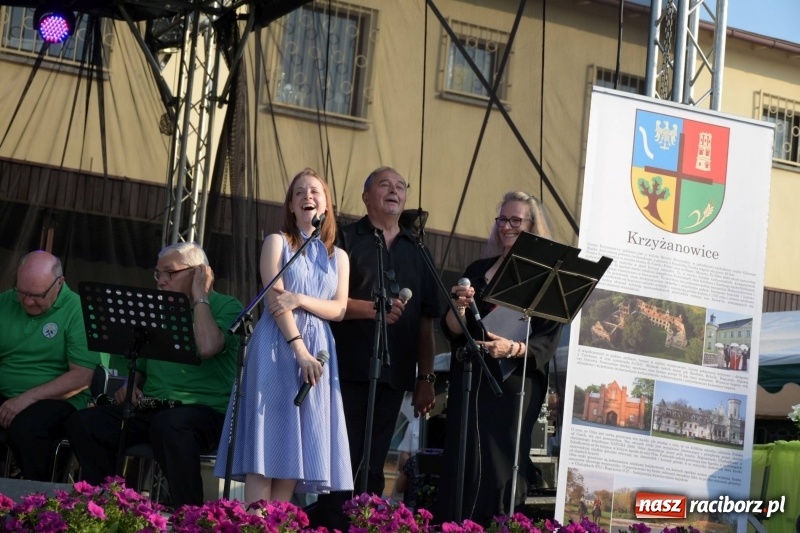 Zdjęcie w galerii na portalu naszraciborz.pl: Jest w orkiestrach dętych wielka siła. Przemarsz przez Tworków [WIDEO]  wiadomości z regionu