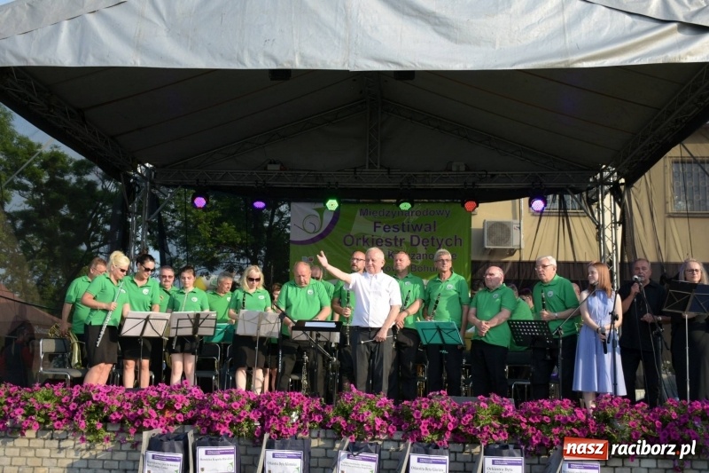 Zdjęcie w galerii na portalu naszraciborz.pl: Jest w orkiestrach dętych wielka siła. Przemarsz przez Tworków [WIDEO]  wiadomości z regionu