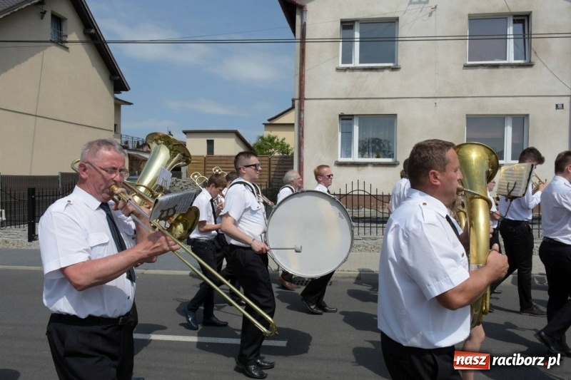 Zdjęcie w galerii na portalu naszraciborz.pl: Jest w orkiestrach dętych wielka siła. Przemarsz przez Tworków [WIDEO]  wiadomości z regionu
