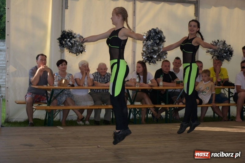 Zdjęcie w galerii na portalu naszraciborz.pl: Jest w orkiestrach dętych wielka siła. Przemarsz przez Tworków [WIDEO]  wiadomości z regionu