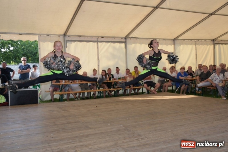 Zdjęcie w galerii na portalu naszraciborz.pl: Jest w orkiestrach dętych wielka siła. Przemarsz przez Tworków [WIDEO]  wiadomości z regionu