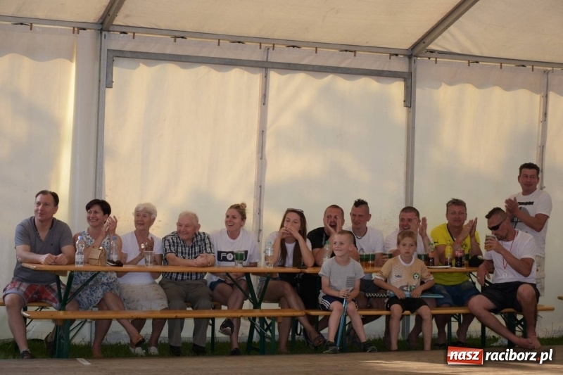 Zdjęcie w galerii na portalu naszraciborz.pl: Jest w orkiestrach dętych wielka siła. Przemarsz przez Tworków [WIDEO]  wiadomości z regionu