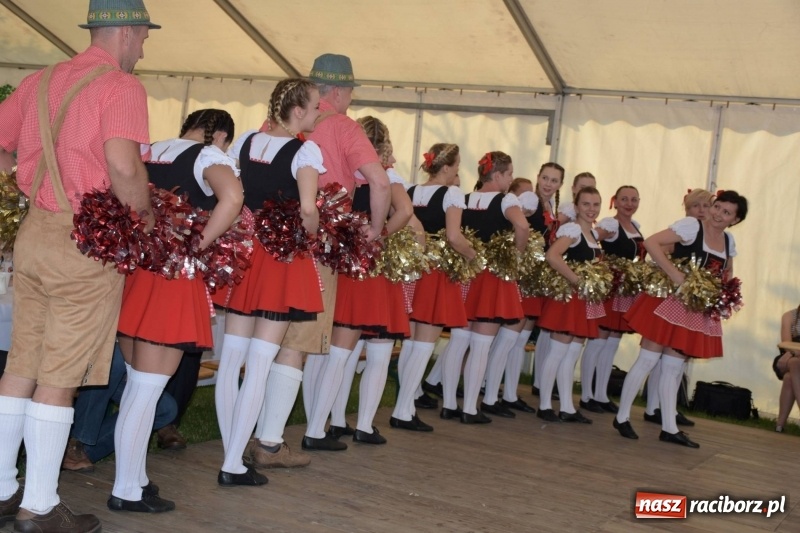 Zdjęcie w galerii na portalu naszraciborz.pl: Jest w orkiestrach dętych wielka siła. Przemarsz przez Tworków [WIDEO]  wiadomości z regionu